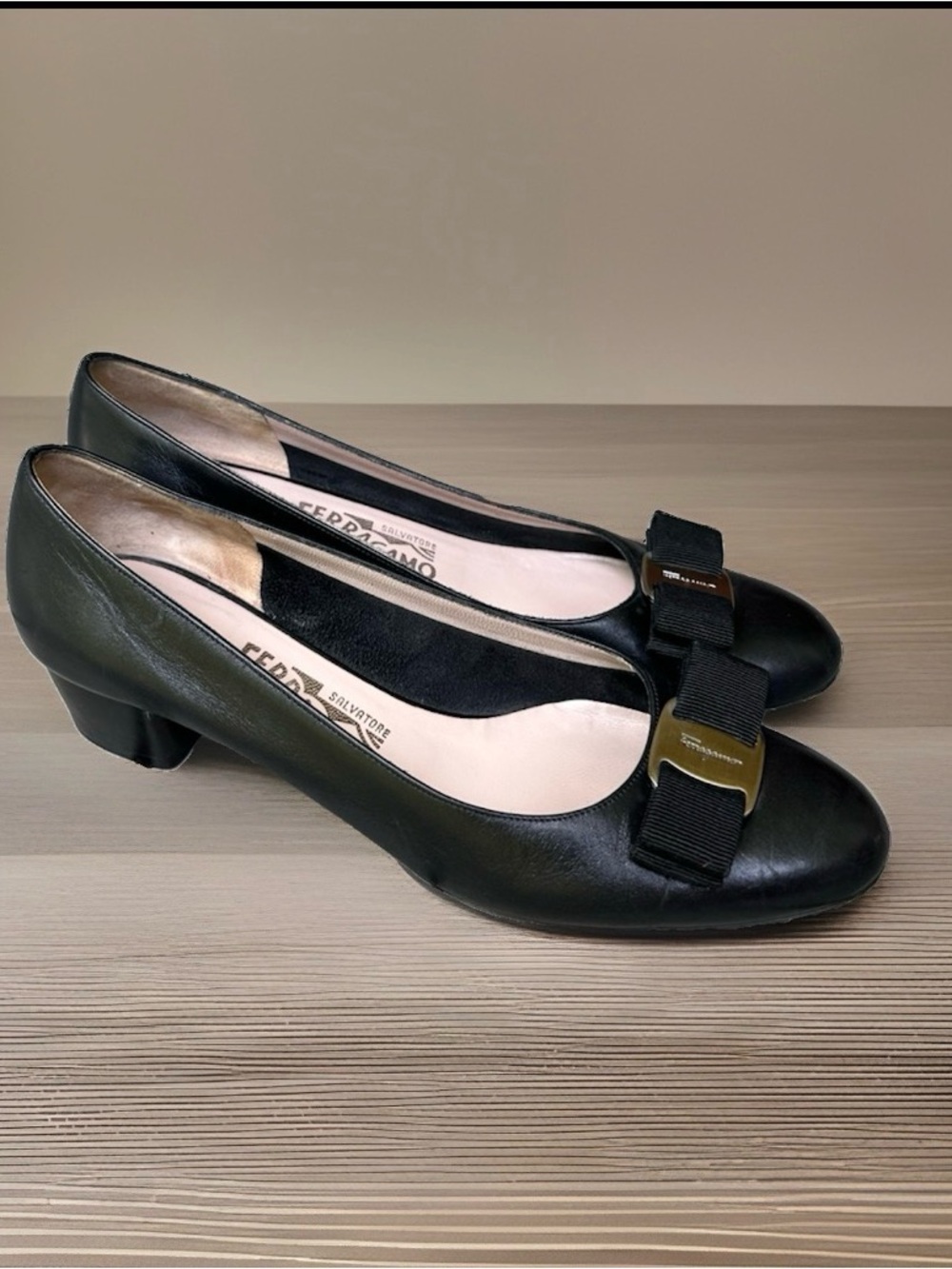 Salvatore Ferragamo Vara Pumps 7.5 A(NARROW)